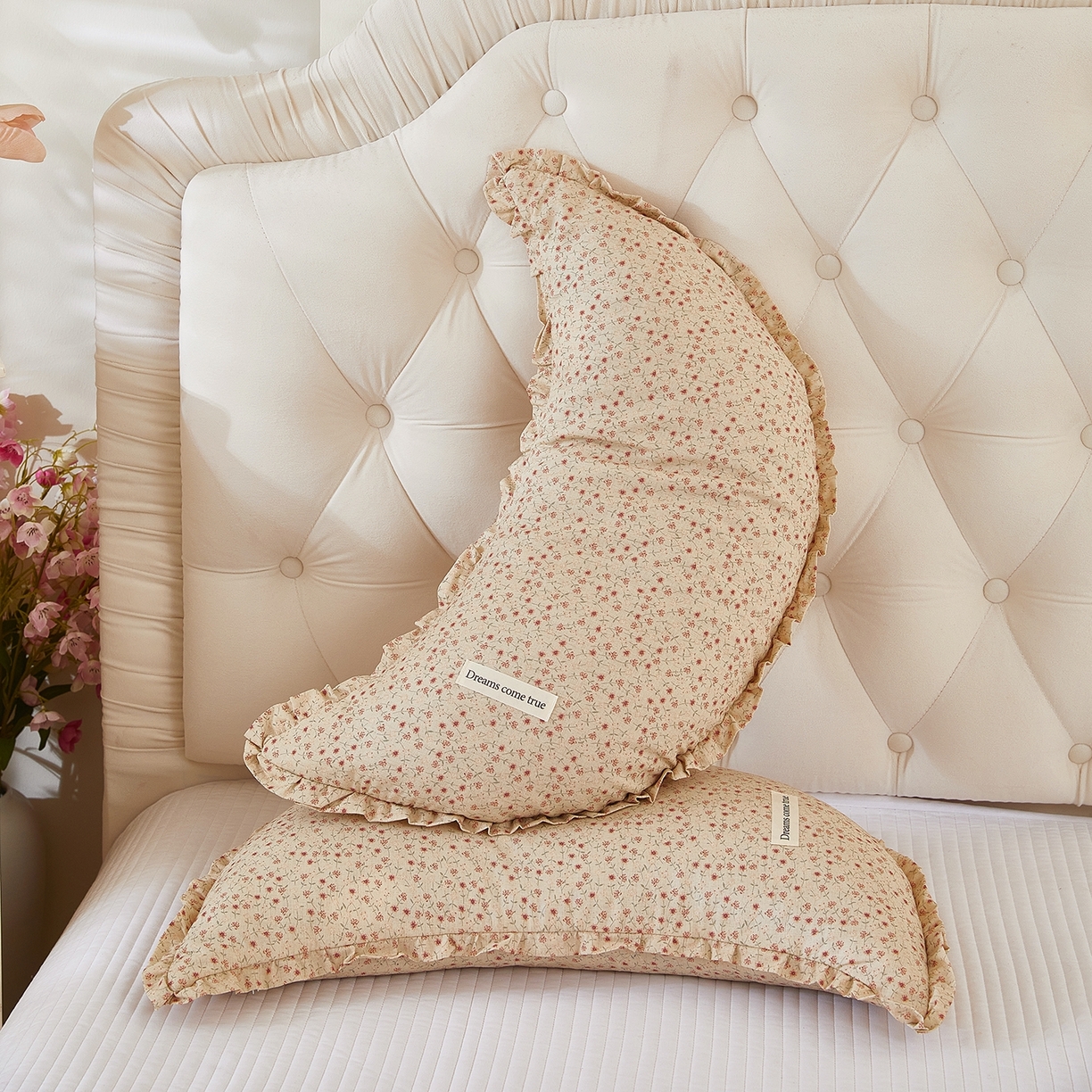 91家纺网 家纺一手货源 找家纺 梦叶草 2026新款全棉碎花月牙花边荞麦枕 全棉碎花月牙荞麦枕-碎花黄