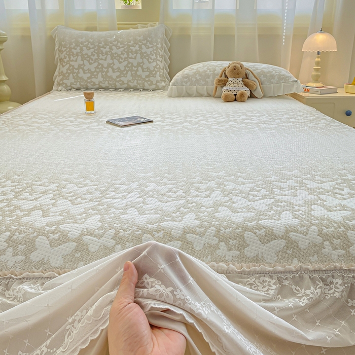 91家纺网 家纺一手货源 找家纺 伊人坊 2026新款A类550克凉感提花值过0.21冰豆豆家用凉席子三件套夏季-床裙款 花蝴蝶－咖