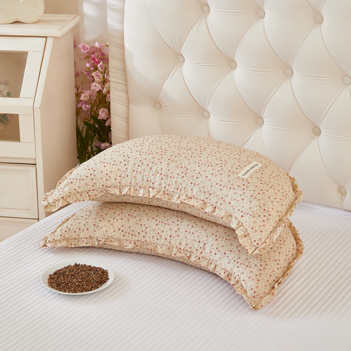 91家纺网 家纺一手货源 找家纺 梦叶草 2026新款全棉碎花月牙花边荞麦枕 全棉碎花月牙荞麦枕-碎花黄