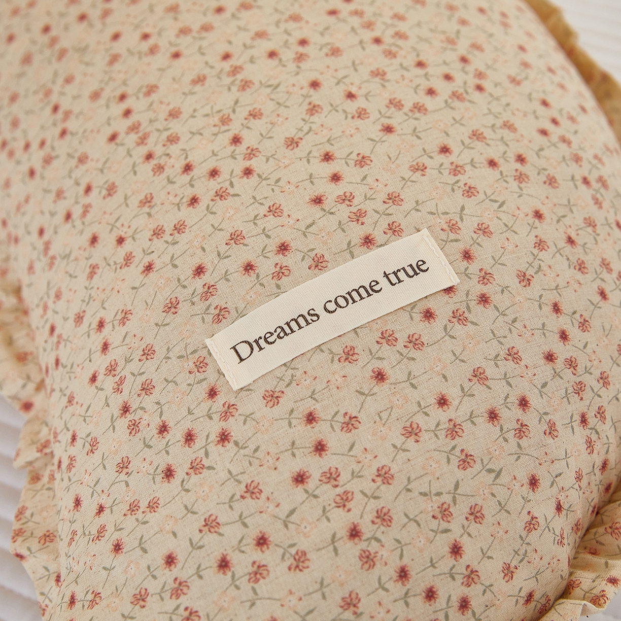 91家纺网 家纺一手货源 找家纺 梦叶草 2026新款全棉碎花月牙花边荞麦枕 全棉碎花月牙荞麦枕-碎花黄