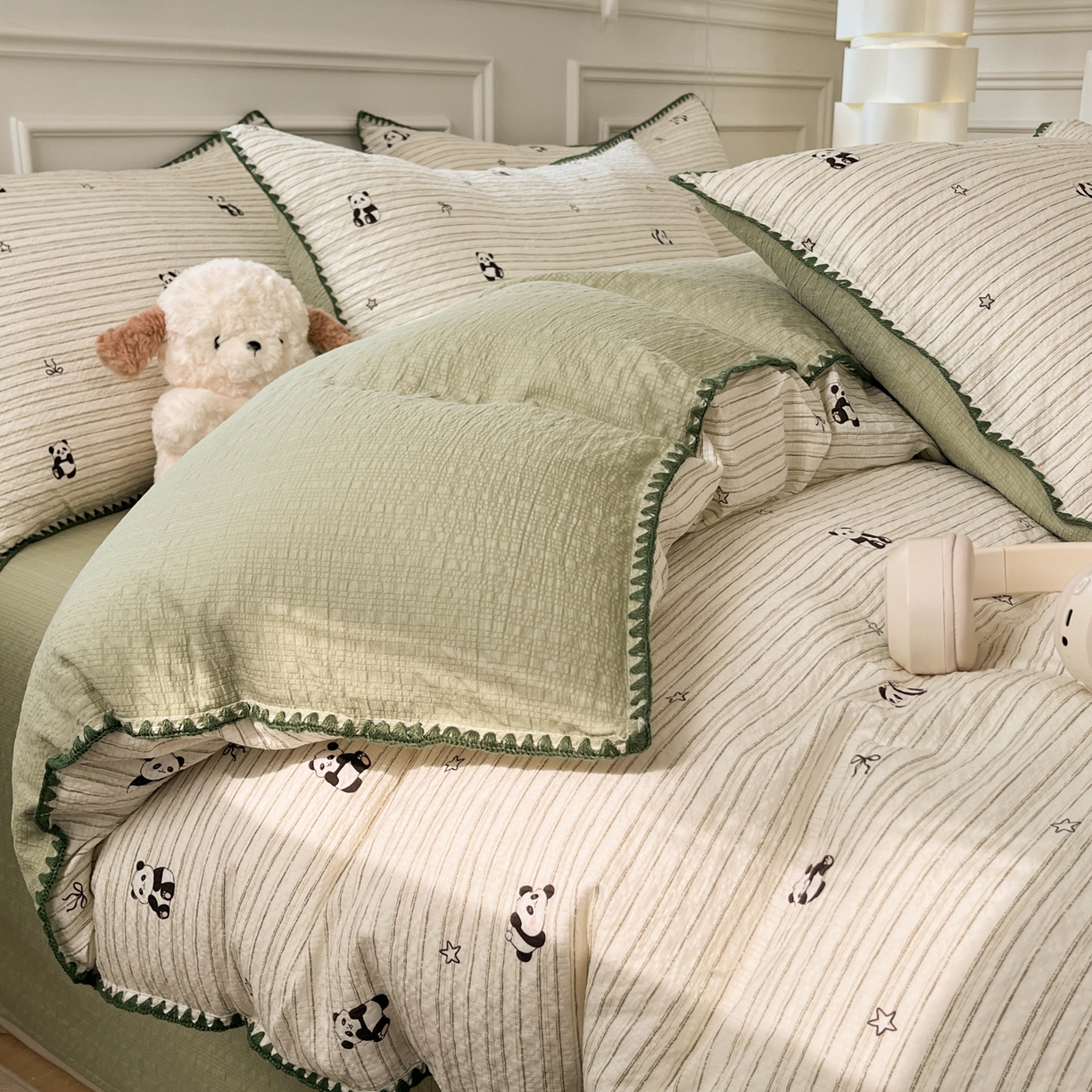 91家纺网 家纺一手货源 找家纺 慕澄家纺 2026新款小清新印花泡芙纱贝壳边四件套 青条熊猫梦