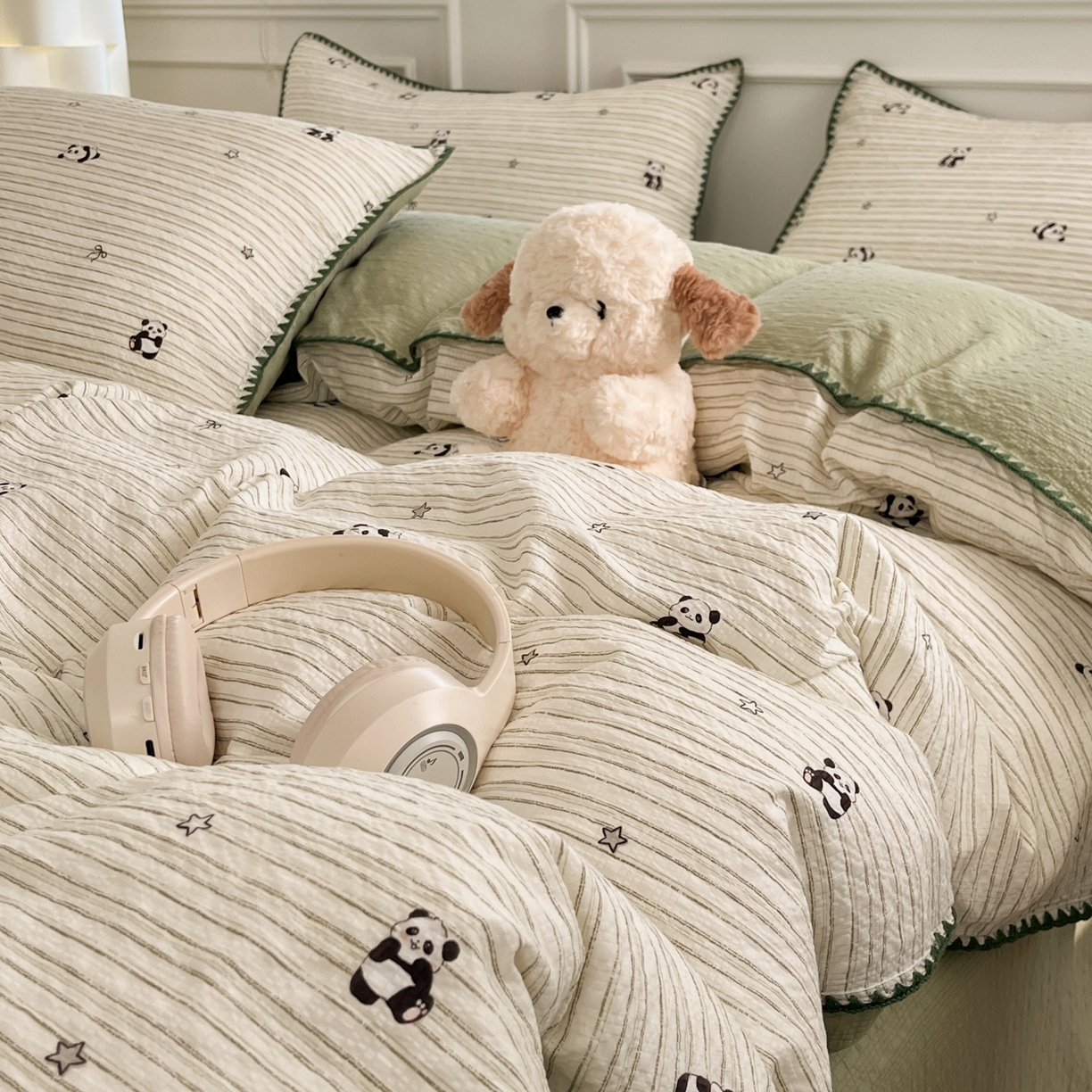 91家纺网 家纺一手货源 找家纺 慕澄家纺 2026新款小清新印花泡芙纱贝壳边四件套 青条熊猫梦