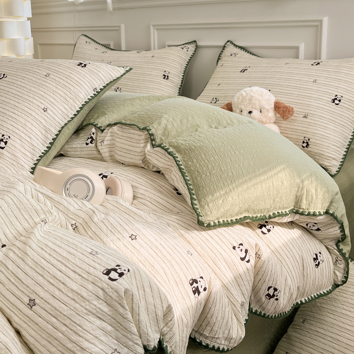 91家纺网 家纺一手货源 找家纺 慕澄家纺 2026新款小清新印花泡芙纱贝壳边四件套 青条熊猫梦