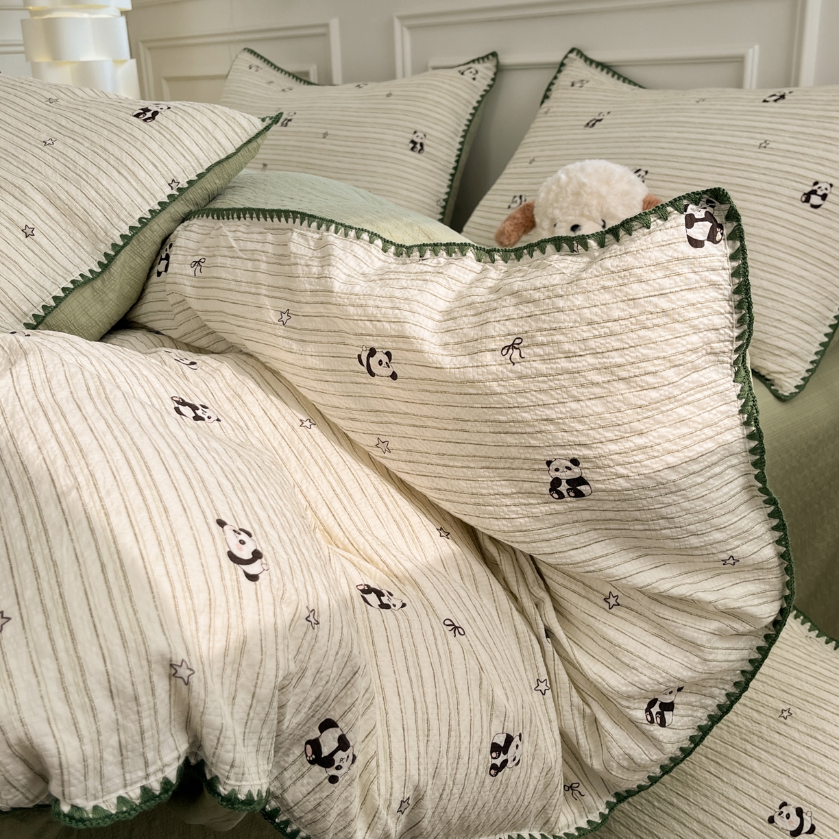 91家纺网 家纺一手货源 找家纺 慕澄家纺 2026新款小清新印花泡芙纱贝壳边四件套 青条熊猫梦