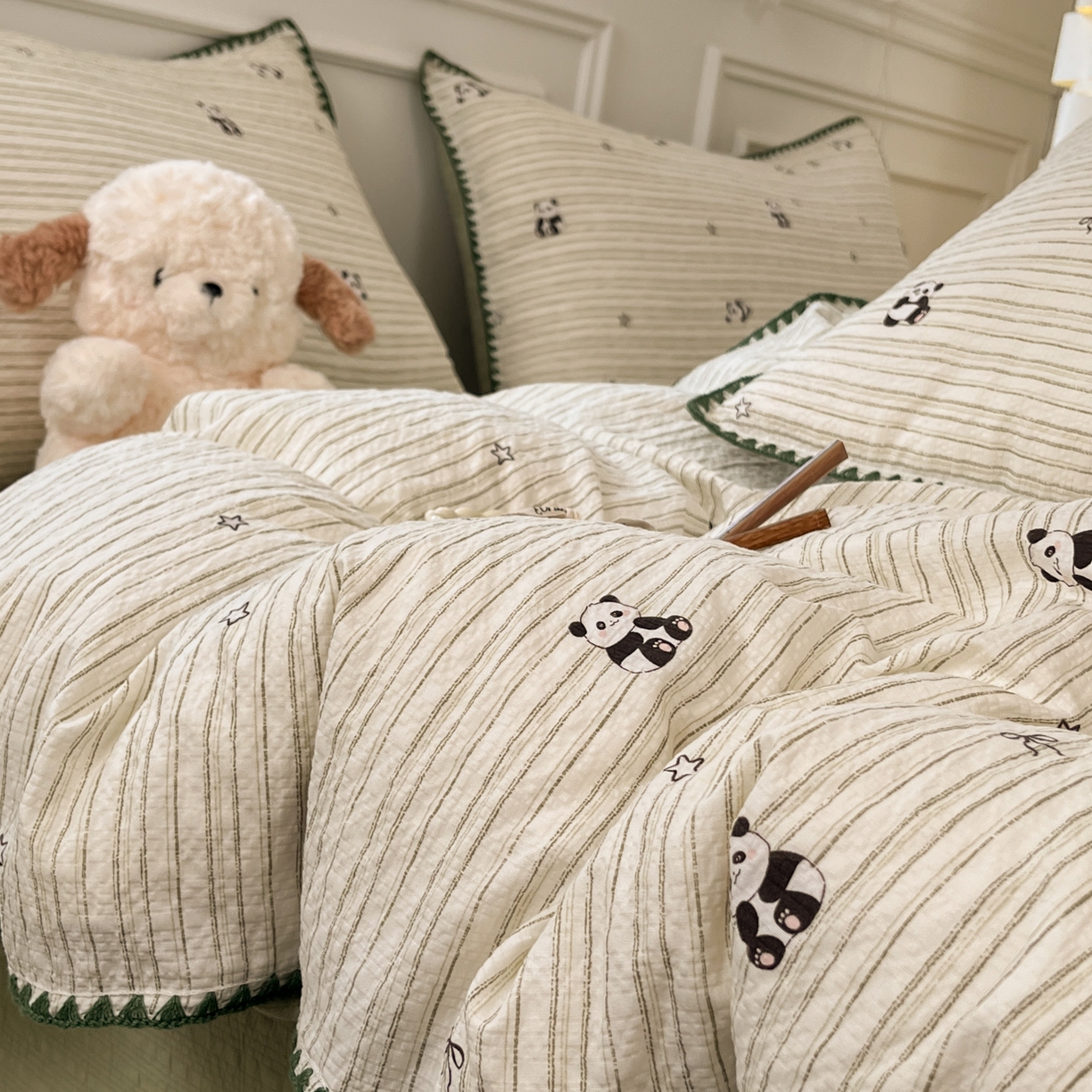 91家纺网 家纺一手货源 找家纺 慕澄家纺 2026新款小清新印花泡芙纱贝壳边四件套 青条熊猫梦