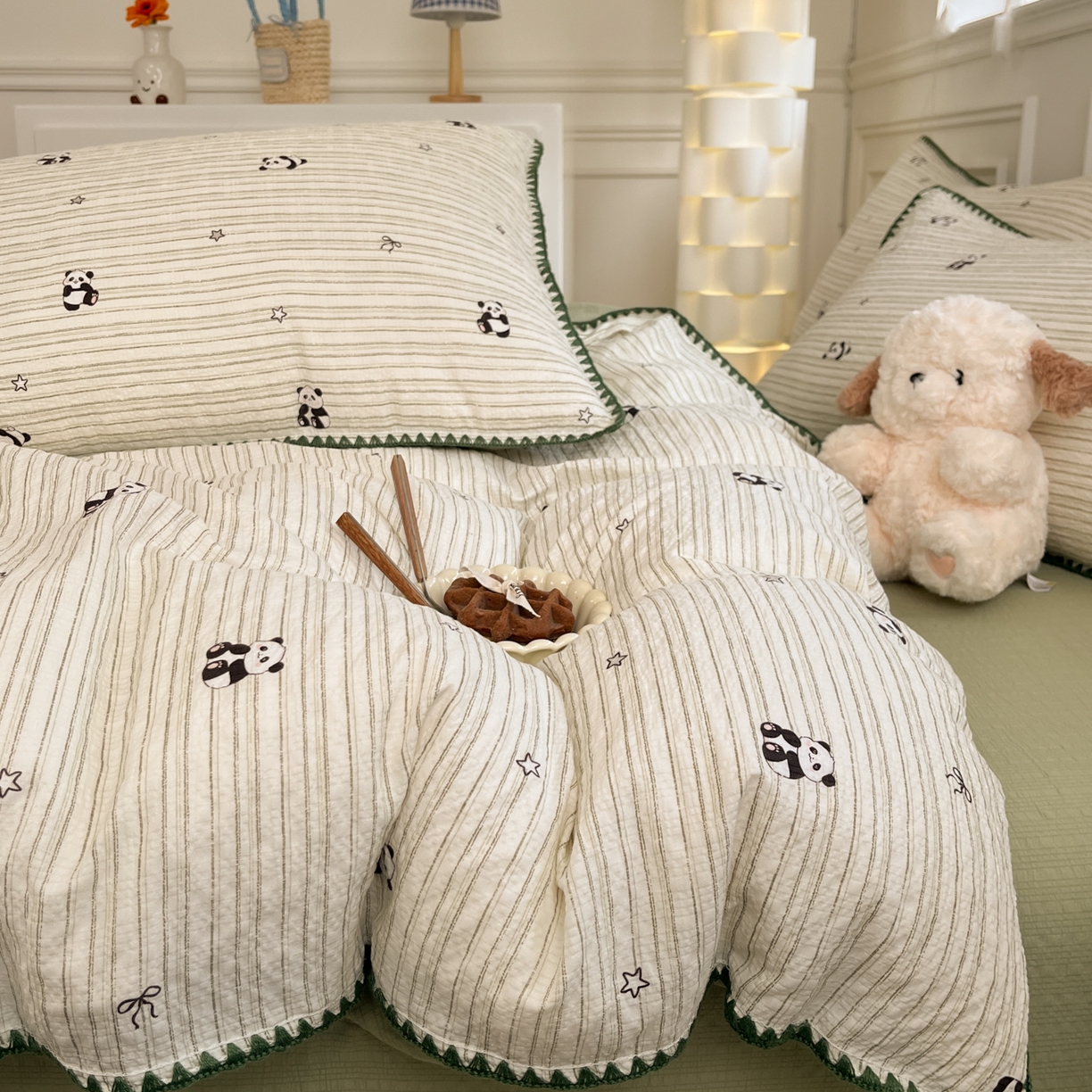 91家纺网 家纺一手货源 找家纺 慕澄家纺 2026新款小清新印花泡芙纱贝壳边四件套 青条熊猫梦