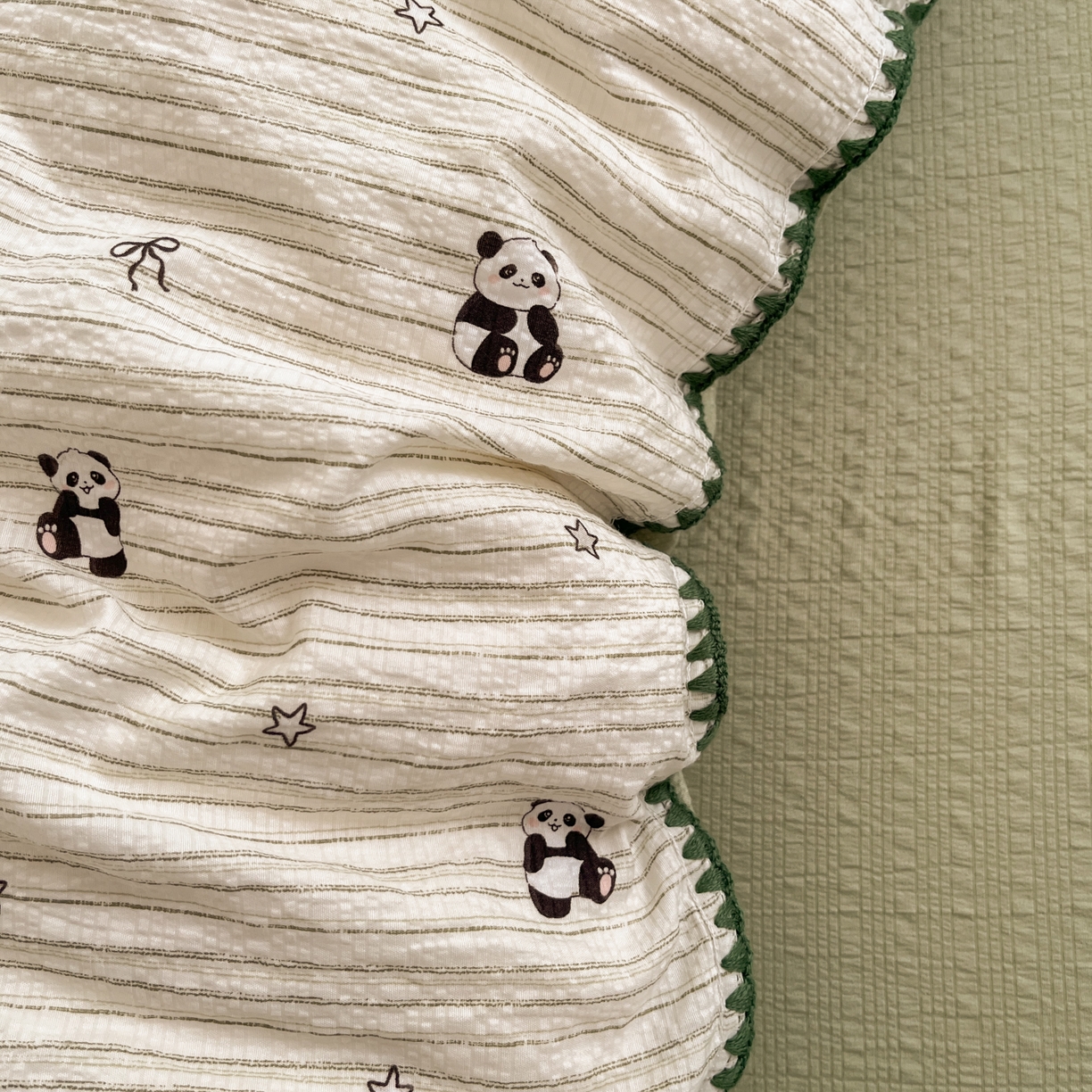 91家纺网 家纺一手货源 找家纺 慕澄家纺 2026新款小清新印花泡芙纱贝壳边四件套 青条熊猫梦