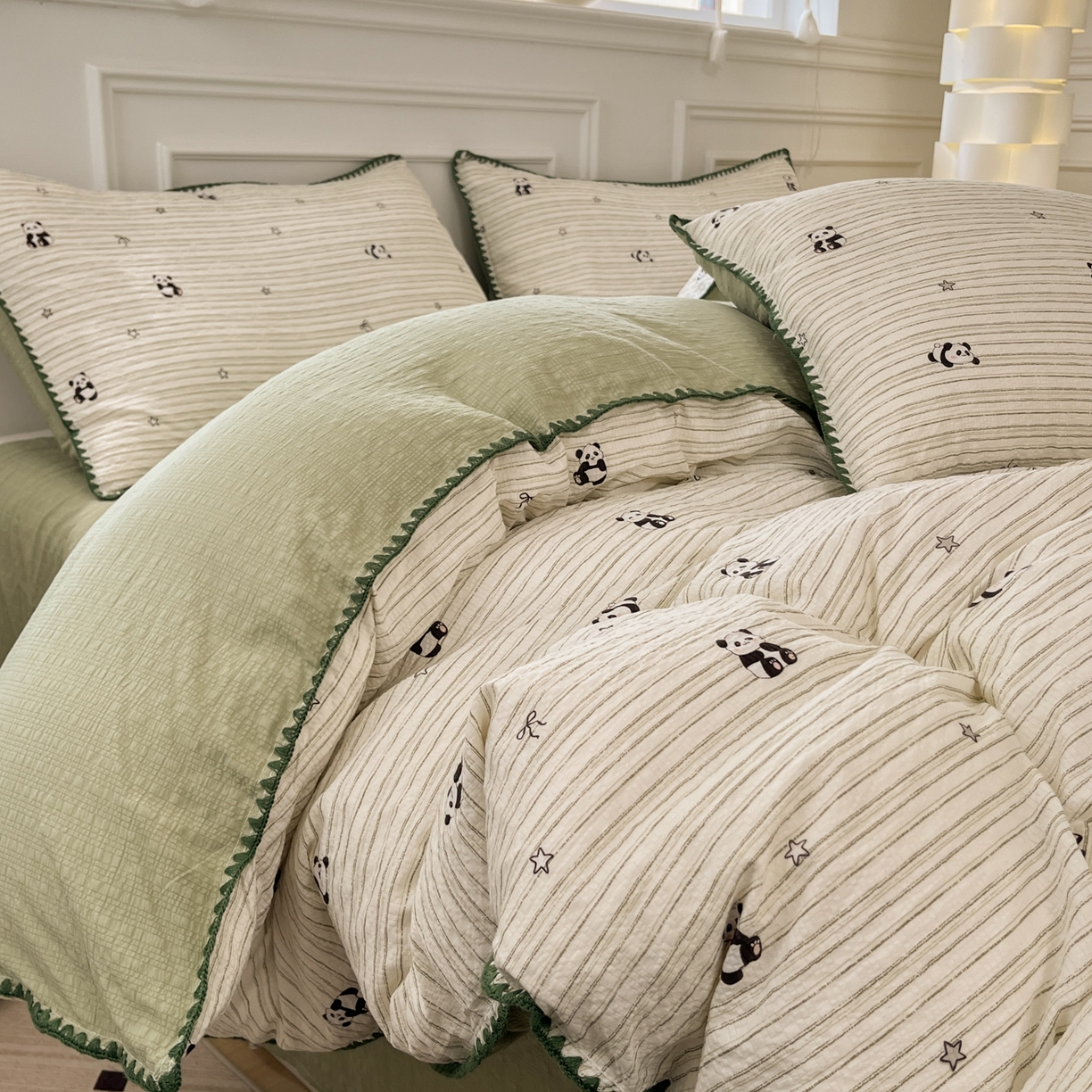 91家纺网 家纺一手货源 找家纺 慕澄家纺 2026新款小清新印花泡芙纱贝壳边四件套 青条熊猫梦