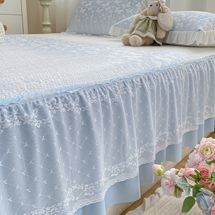 91家纺网 家纺一手货源 找家纺 伊人坊 2026新款A类550克凉感提花值过0.21冰豆豆家用凉席子三件套夏季-床裙款 花蝴蝶－蓝