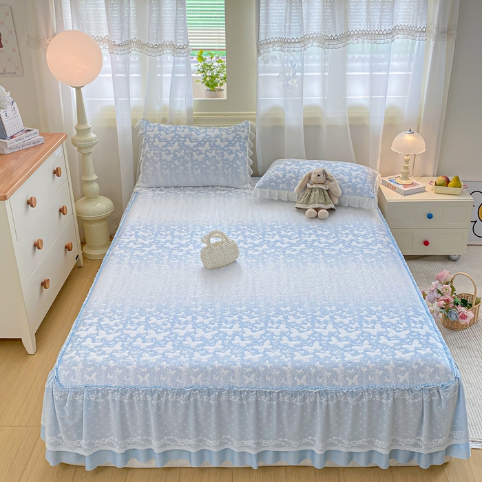 91家纺网 家纺一手货源 找家纺 伊人坊 2026新款A类550克凉感提花值过0.21冰豆豆家用凉席子三件套夏季-床裙款 花蝴蝶－蓝