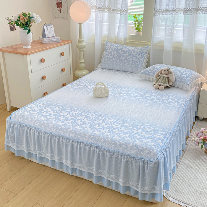 91家纺网 家纺一手货源 找家纺 伊人坊 2026新款A类550克凉感提花值过0.21冰豆豆家用凉席子三件套夏季-床裙款 花蝴蝶－蓝