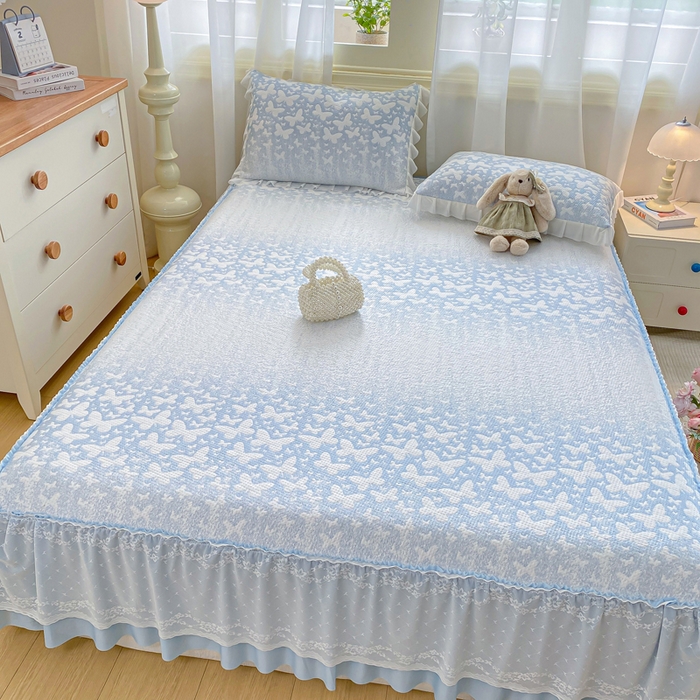 91家纺网 家纺一手货源 找家纺 伊人坊 2026新款A类550克凉感提花值过0.21冰豆豆家用凉席子三件套夏季-床裙款 花蝴蝶－蓝