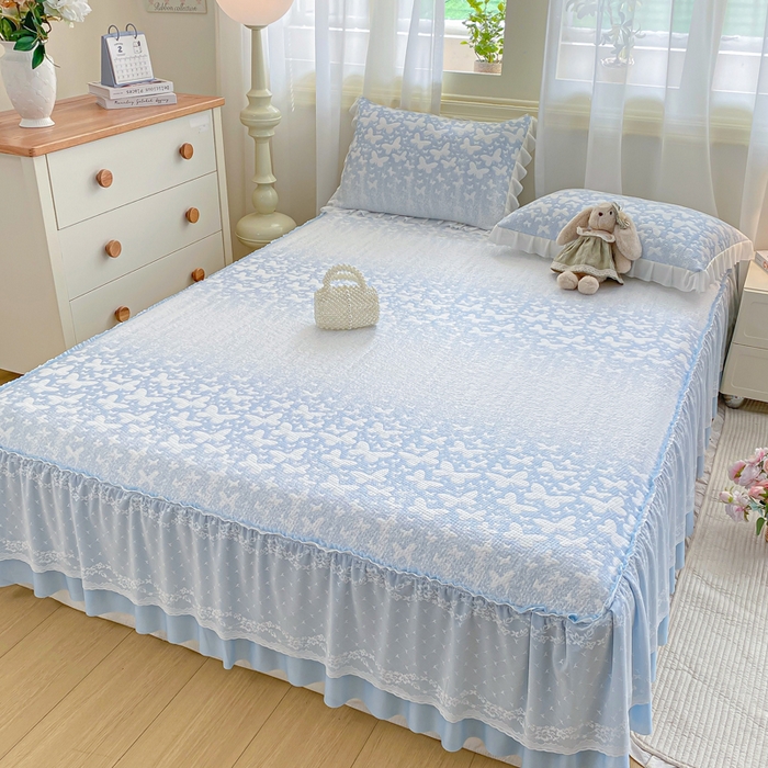 91家纺网 家纺一手货源 找家纺 伊人坊 2026新款A类550克凉感提花值过0.21冰豆豆家用凉席子三件套夏季-床裙款 花蝴蝶－蓝