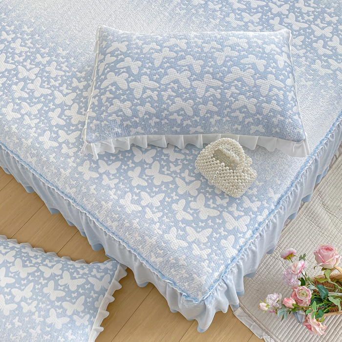 91家纺网 家纺一手货源 找家纺 伊人坊 2026新款A类550克凉感提花值过0.21冰豆豆家用凉席子三件套夏季-床裙款 花蝴蝶－蓝