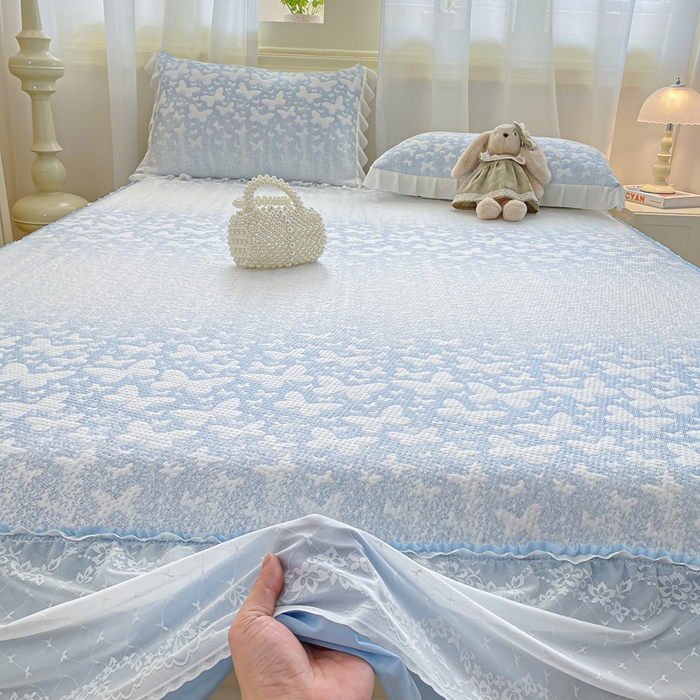 91家纺网 家纺一手货源 找家纺 伊人坊 2026新款A类550克凉感提花值过0.21冰豆豆家用凉席子三件套夏季-床裙款 花蝴蝶－蓝