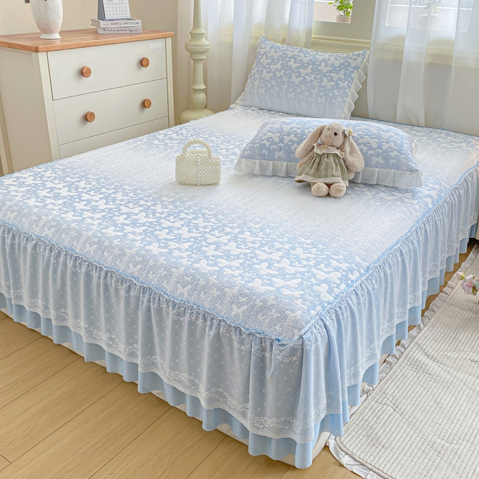 91家纺网 家纺一手货源 找家纺 伊人坊 2026新款A类550克凉感提花值过0.21冰豆豆家用凉席子三件套夏季-床裙款 花蝴蝶－蓝