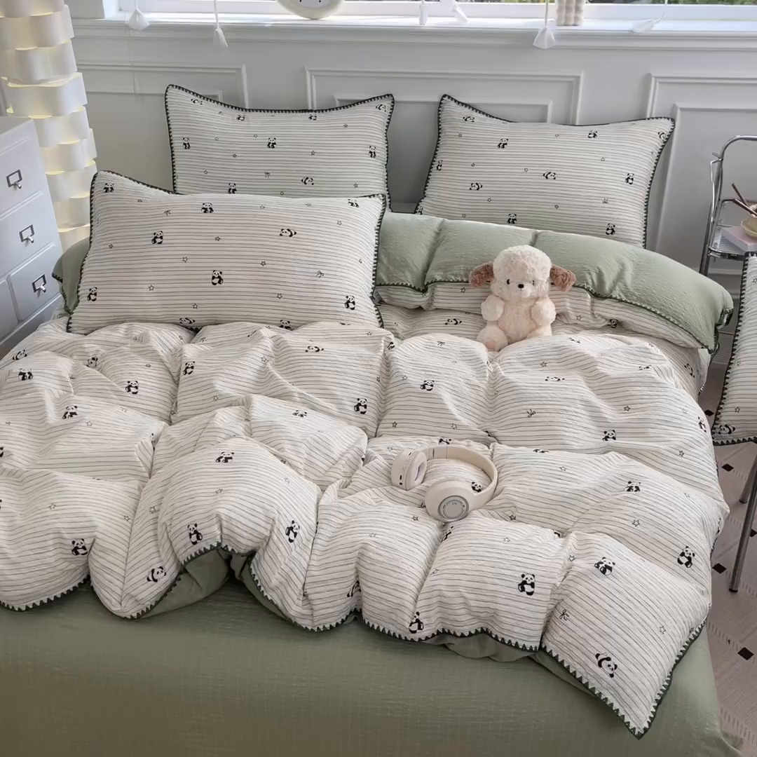 91家纺网 家纺一手货源 找家纺 慕澄家纺 2026新款小清新印花泡芙纱贝壳边四件套 青条熊猫梦