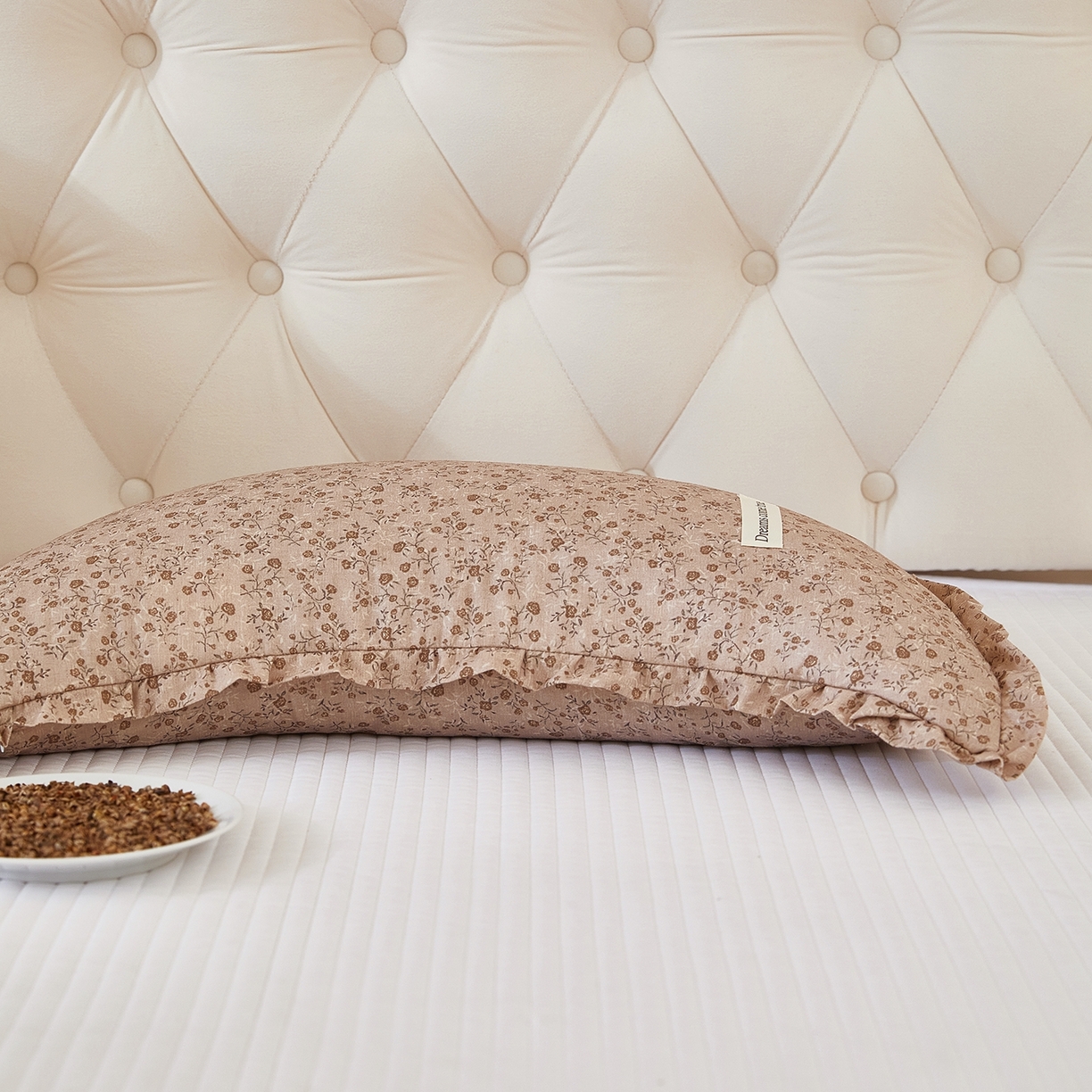 91家纺网 家纺一手货源 找家纺 梦叶草 2026新款全棉碎花月牙花边荞麦枕 全棉碎花月牙荞麦枕-碎花咖