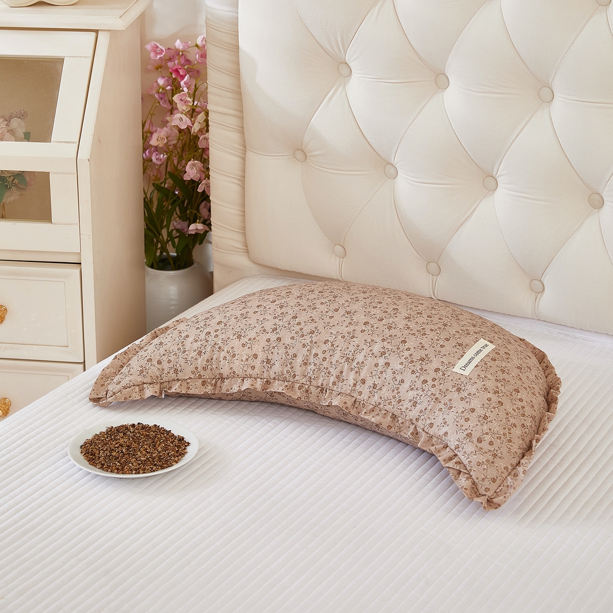 91家纺网 家纺一手货源 找家纺 梦叶草 2026新款全棉碎花月牙花边荞麦枕 全棉碎花月牙荞麦枕-碎花咖