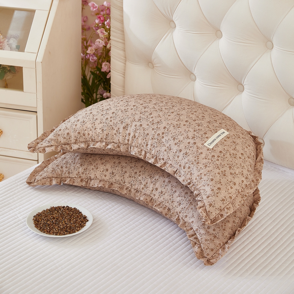 91家纺网 家纺一手货源 找家纺 梦叶草 2026新款全棉碎花月牙花边荞麦枕 全棉碎花月牙荞麦枕-碎花咖