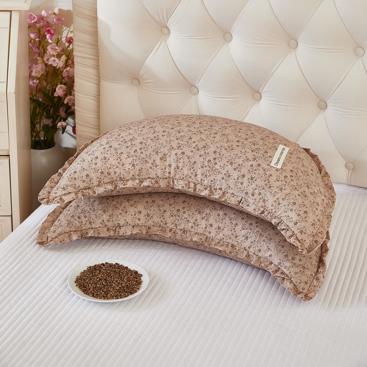 91家纺网 家纺一手货源 找家纺 梦叶草 2026新款全棉碎花月牙花边荞麦枕 全棉碎花月牙荞麦枕-碎花咖