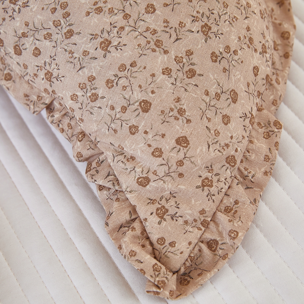 91家纺网 家纺一手货源 找家纺 梦叶草 2026新款全棉碎花月牙花边荞麦枕 全棉碎花月牙荞麦枕-碎花咖