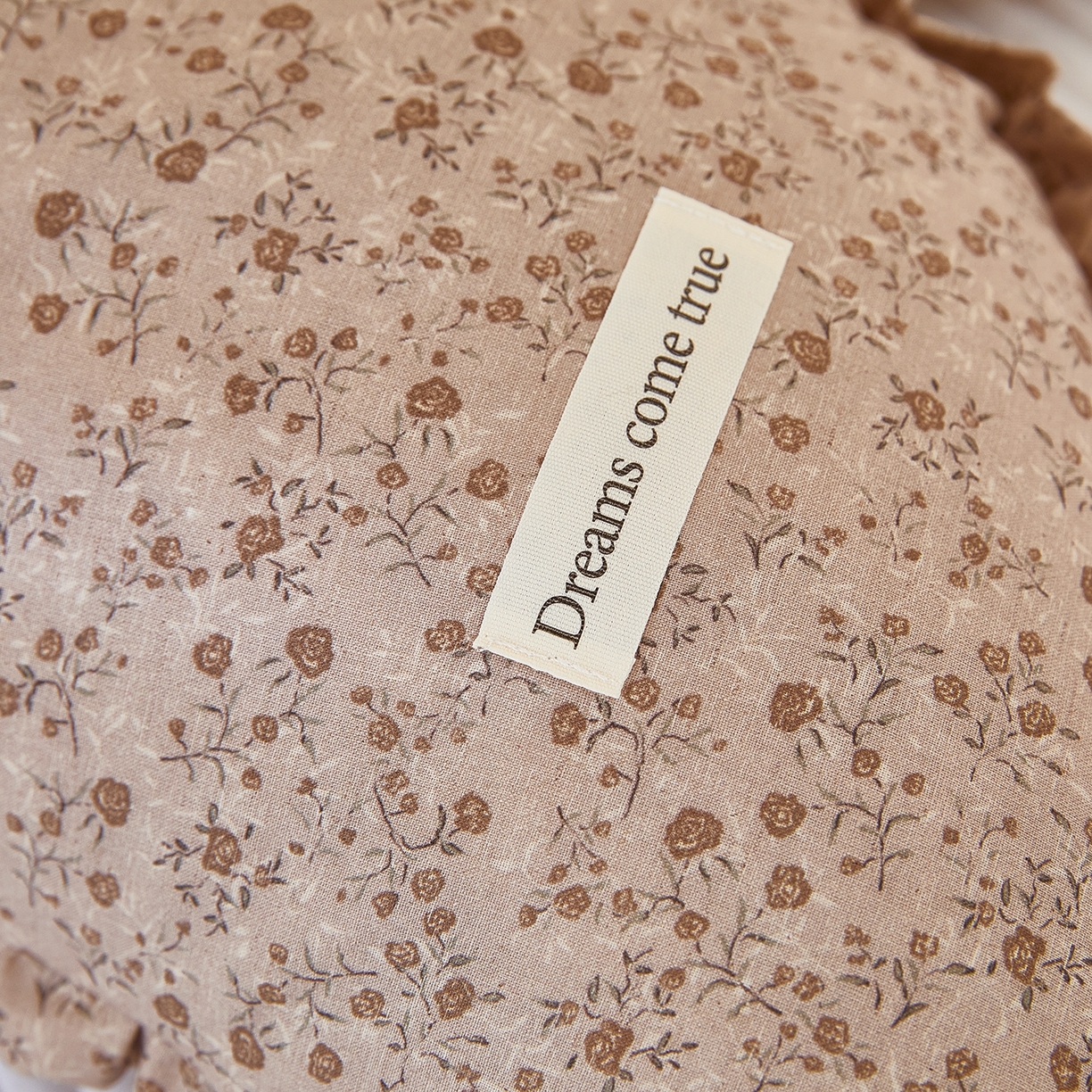 91家纺网 家纺一手货源 找家纺 梦叶草 2026新款全棉碎花月牙花边荞麦枕 全棉碎花月牙荞麦枕-碎花咖