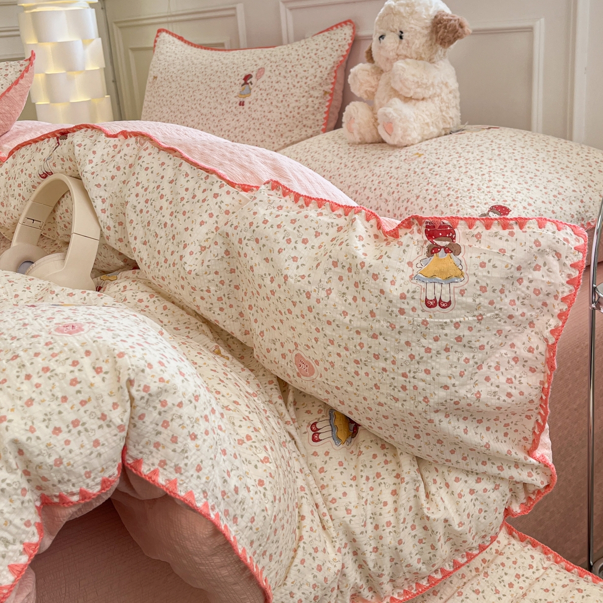 91家纺网 家纺一手货源 找家纺 慕澄家纺 2026新款小清新印花泡芙纱贝壳边四件套 少女花田