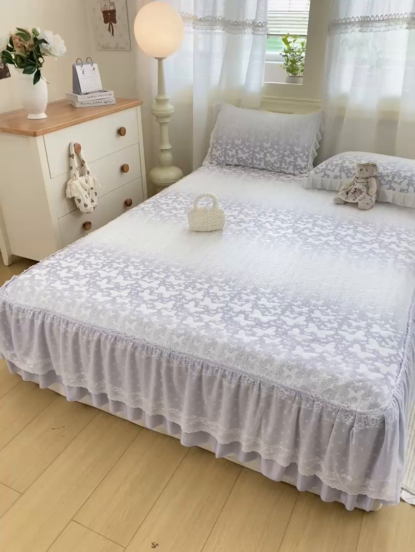 91家纺网 家纺一手货源 找家纺 伊人坊 2026新款A类550克凉感提花值过0.21冰豆豆家用凉席子三件套夏季-床裙款 花蝴蝶－蓝紫