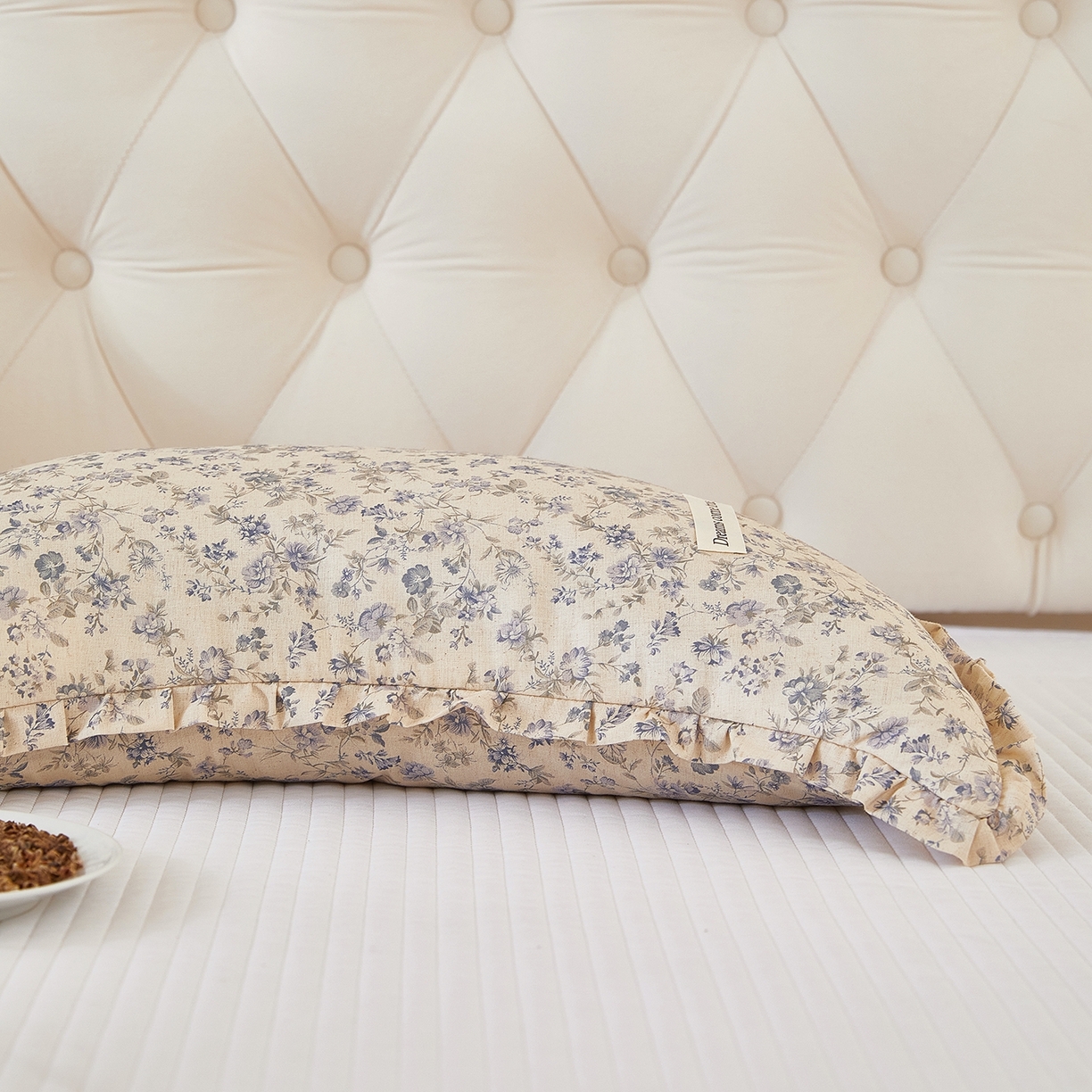 91家纺网 家纺一手货源 找家纺 梦叶草 2026新款全棉碎花月牙花边荞麦枕 全棉碎花月牙荞麦枕-碎花蓝