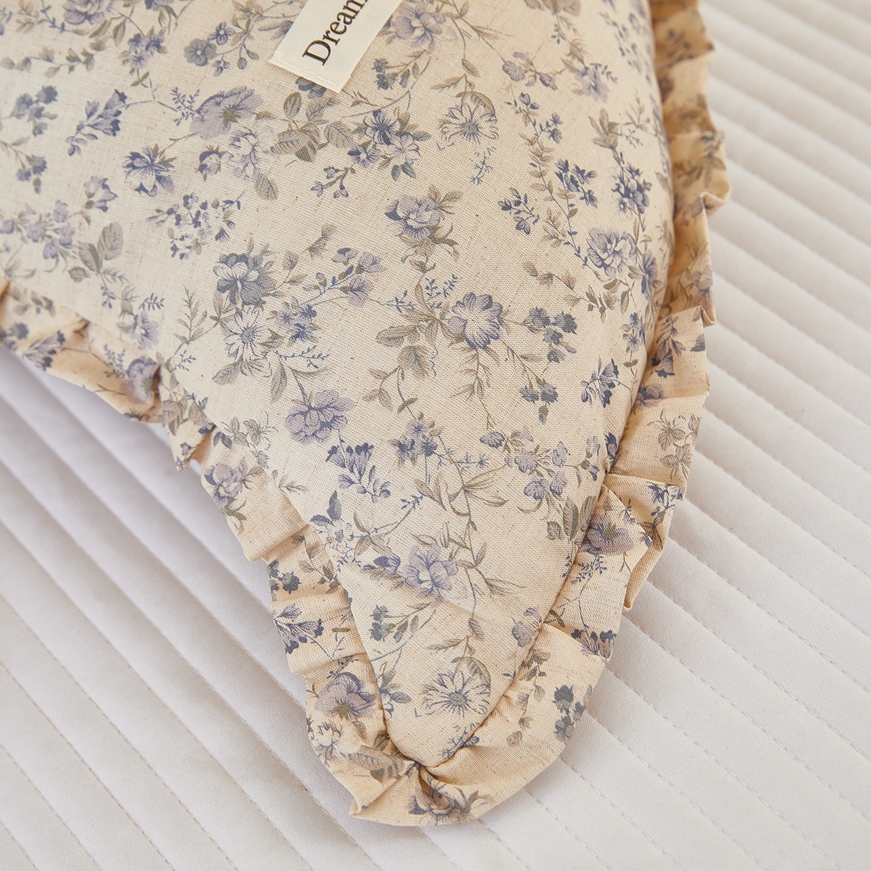 91家纺网 家纺一手货源 找家纺 梦叶草 2026新款全棉碎花月牙花边荞麦枕 全棉碎花月牙荞麦枕-碎花蓝