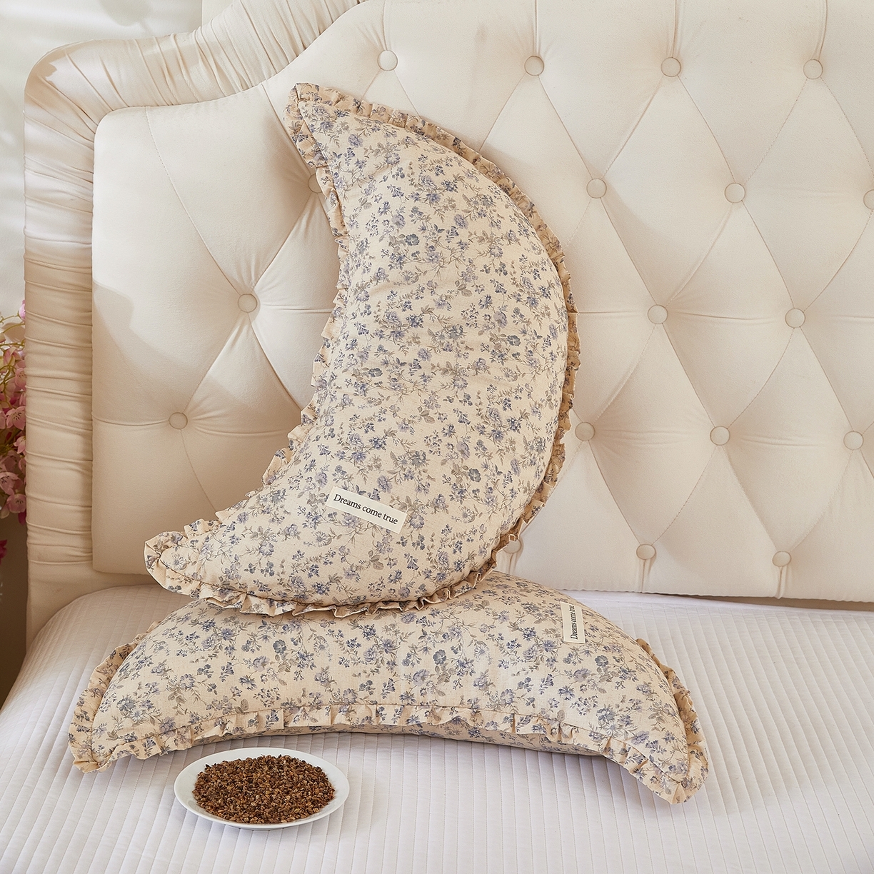 91家纺网 家纺一手货源 找家纺 梦叶草 2026新款全棉碎花月牙花边荞麦枕 全棉碎花月牙荞麦枕-碎花蓝