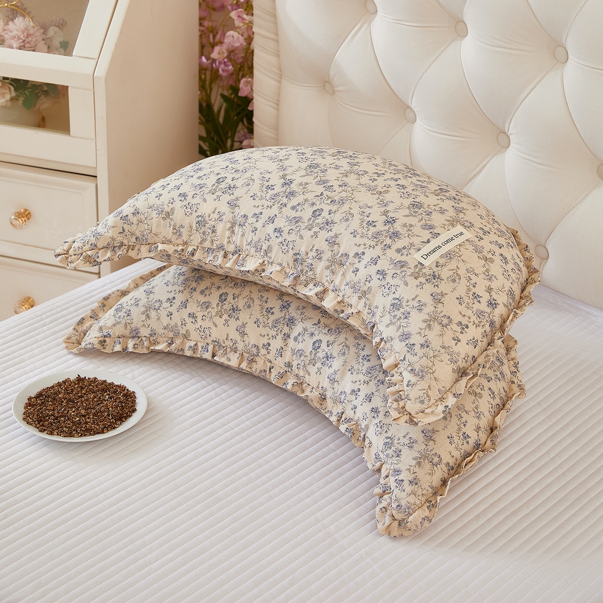 91家纺网 家纺一手货源 找家纺 梦叶草 2026新款全棉碎花月牙花边荞麦枕 全棉碎花月牙荞麦枕-碎花蓝