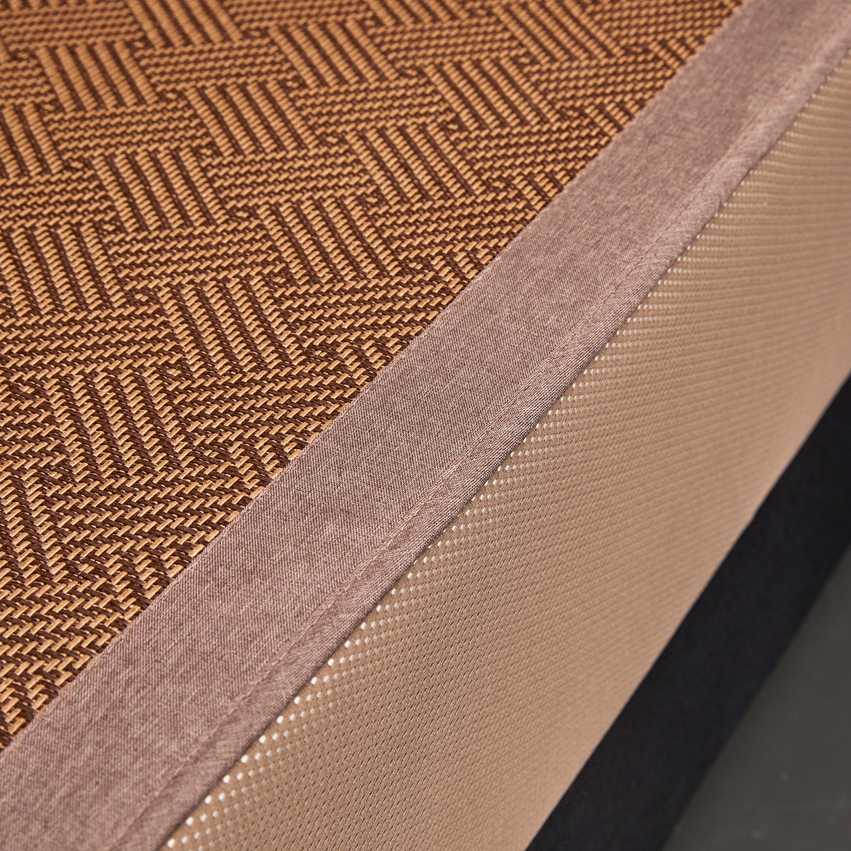 91家纺网 家纺一手货源 找家纺 绒艺席业 2026新款加密古香玉床笠款藤席凉席席子 藤韵