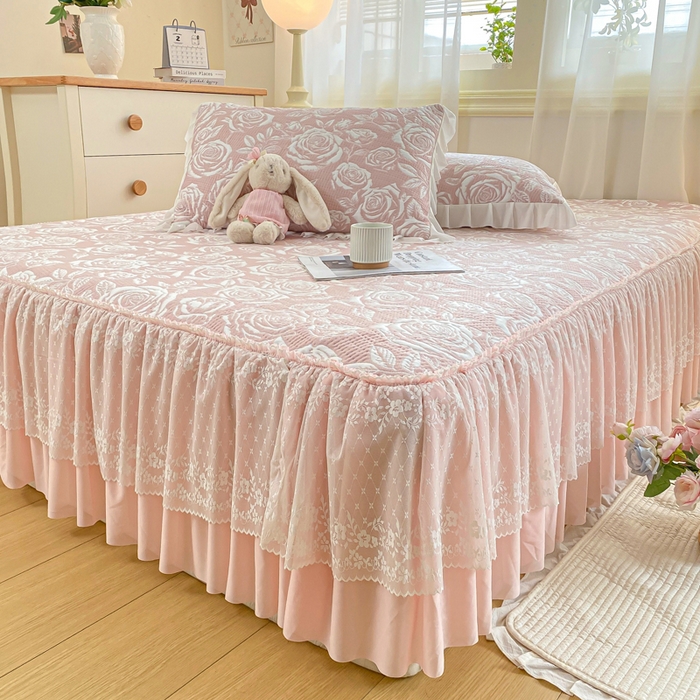 91家纺网 家纺一手货源 找家纺 伊人坊 2026新款A类550克凉感提花值过0.21冰豆豆家用凉席子三件套夏季-床裙款 玫瑰－粉