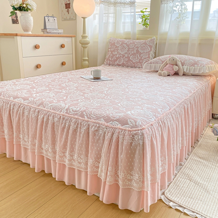 91家纺网 家纺一手货源 找家纺 伊人坊 2026新款A类550克凉感提花值过0.21冰豆豆家用凉席子三件套夏季-床裙款 玫瑰－粉