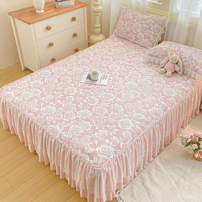 91家纺网 家纺一手货源 找家纺 伊人坊 2026新款A类550克凉感提花值过0.21冰豆豆家用凉席子三件套夏季-床裙款 玫瑰－粉