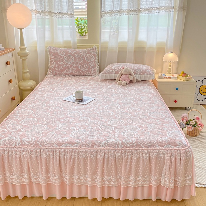 91家纺网 家纺一手货源 找家纺 伊人坊 2026新款A类550克凉感提花值过0.21冰豆豆家用凉席子三件套夏季-床裙款 玫瑰－粉