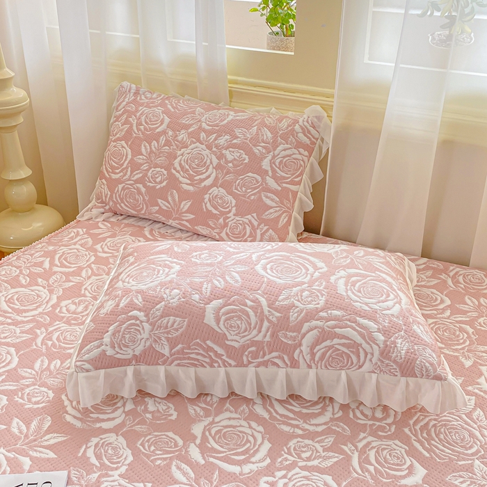 91家纺网 家纺一手货源 找家纺 伊人坊 2026新款A类550克凉感提花值过0.21冰豆豆家用凉席子三件套夏季-床裙款 玫瑰－粉