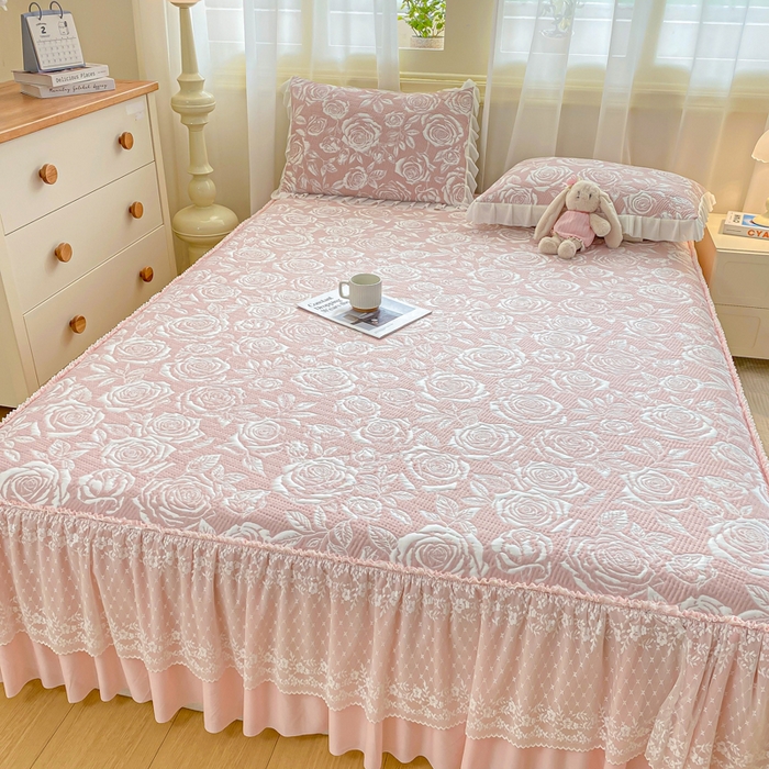 91家纺网 家纺一手货源 找家纺 伊人坊 2026新款A类550克凉感提花值过0.21冰豆豆家用凉席子三件套夏季-床裙款 玫瑰－粉