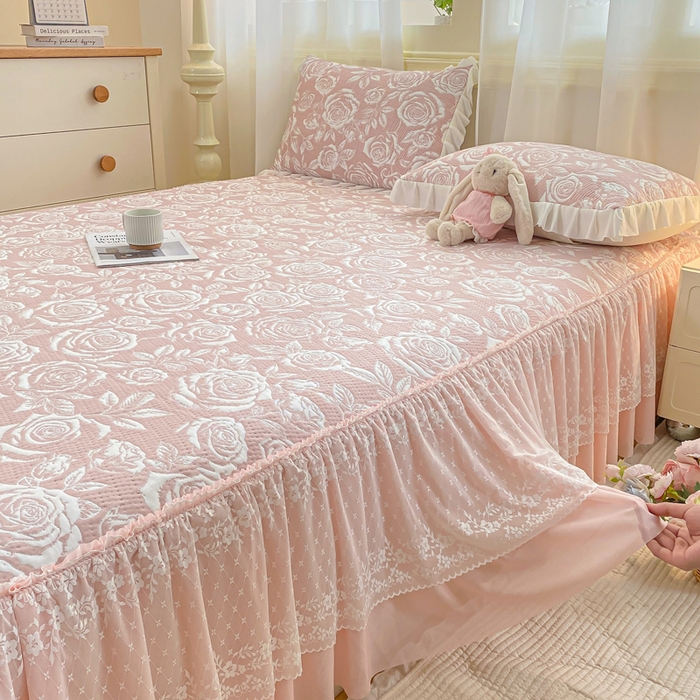 91家纺网 家纺一手货源 找家纺 伊人坊 2026新款A类550克凉感提花值过0.21冰豆豆家用凉席子三件套夏季-床裙款 玫瑰－粉