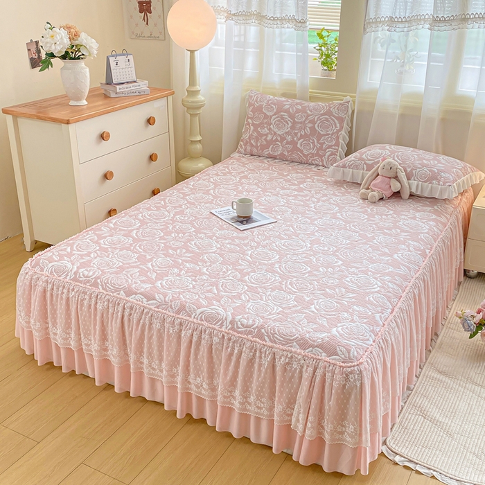 91家纺网 家纺一手货源 找家纺 伊人坊 2026新款A类550克凉感提花值过0.21冰豆豆家用凉席子三件套夏季-床裙款 玫瑰－粉