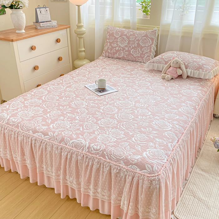 91家纺网 家纺一手货源 找家纺 伊人坊 2026新款A类550克凉感提花值过0.21冰豆豆家用凉席子三件套夏季-床裙款 玫瑰－粉