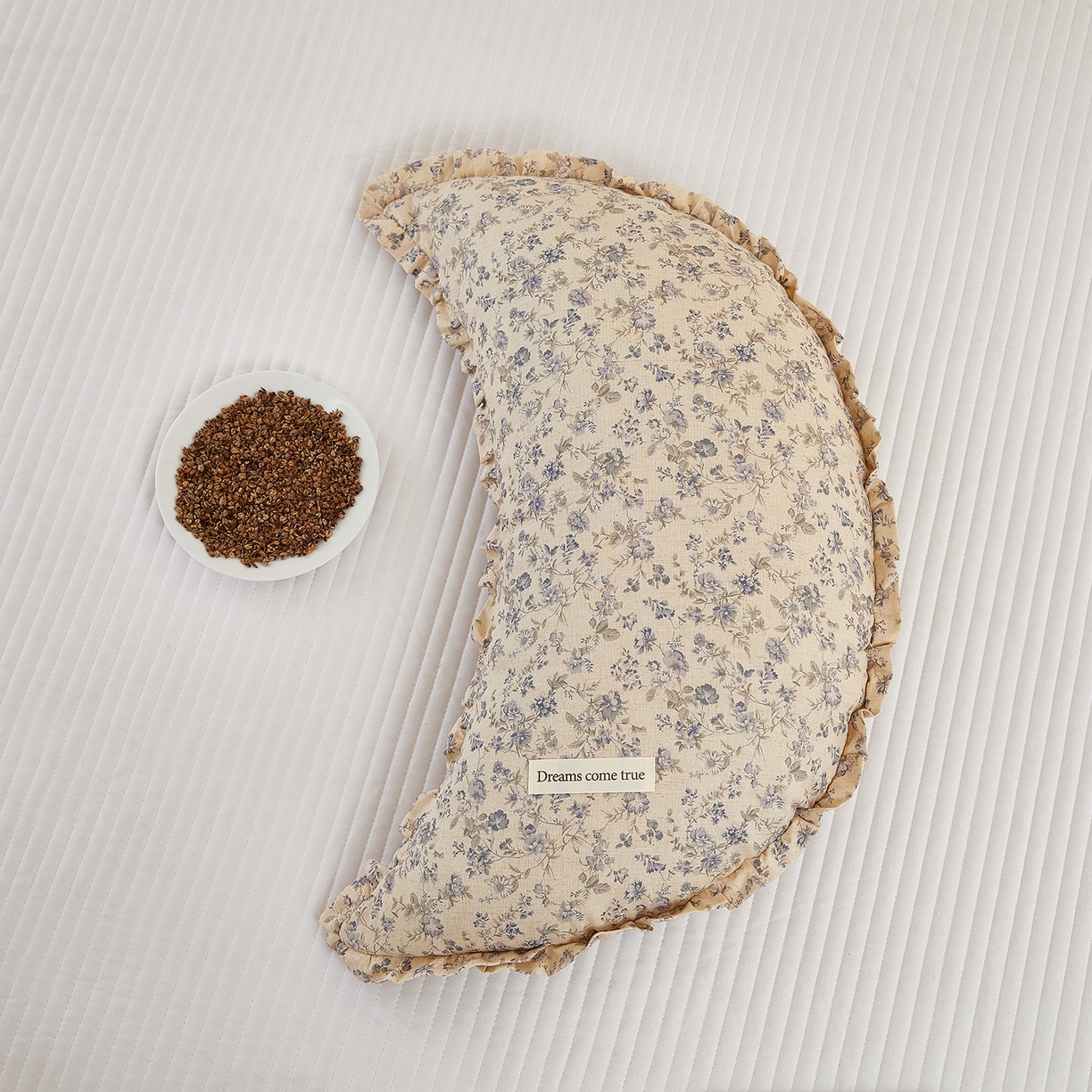 91家纺网 家纺一手货源 找家纺 梦叶草 2026新款全棉碎花月牙花边荞麦枕 全棉碎花月牙荞麦枕-碎花蓝