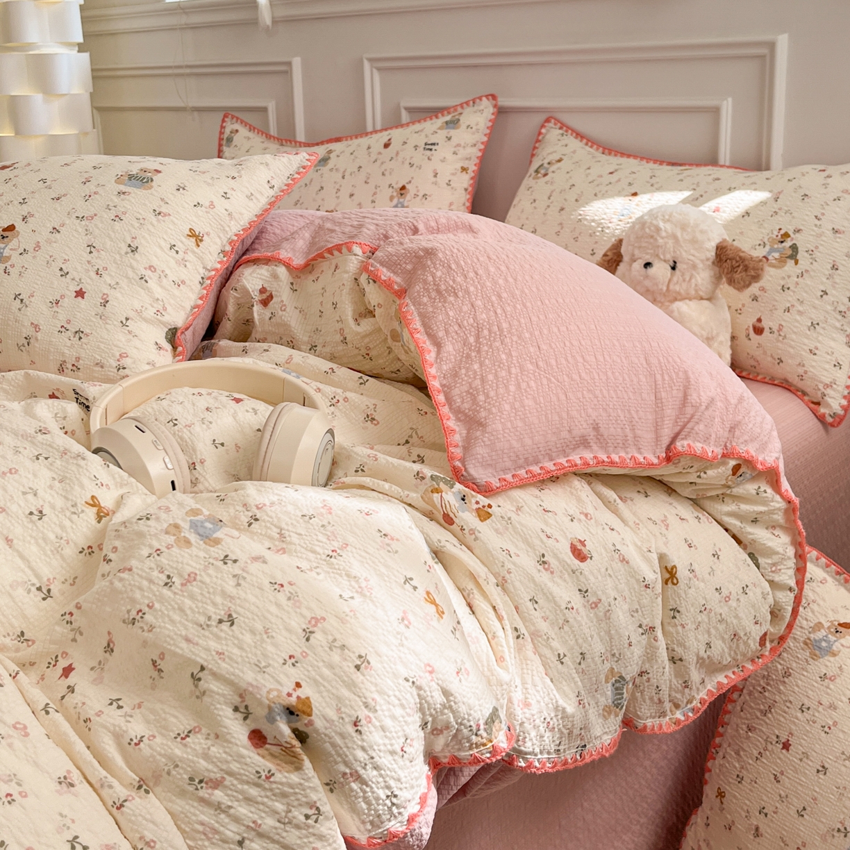 91家纺网 家纺一手货源 找家纺 慕澄家纺 2026新款小清新印花泡芙纱贝壳边四件套 甜莓小熊园