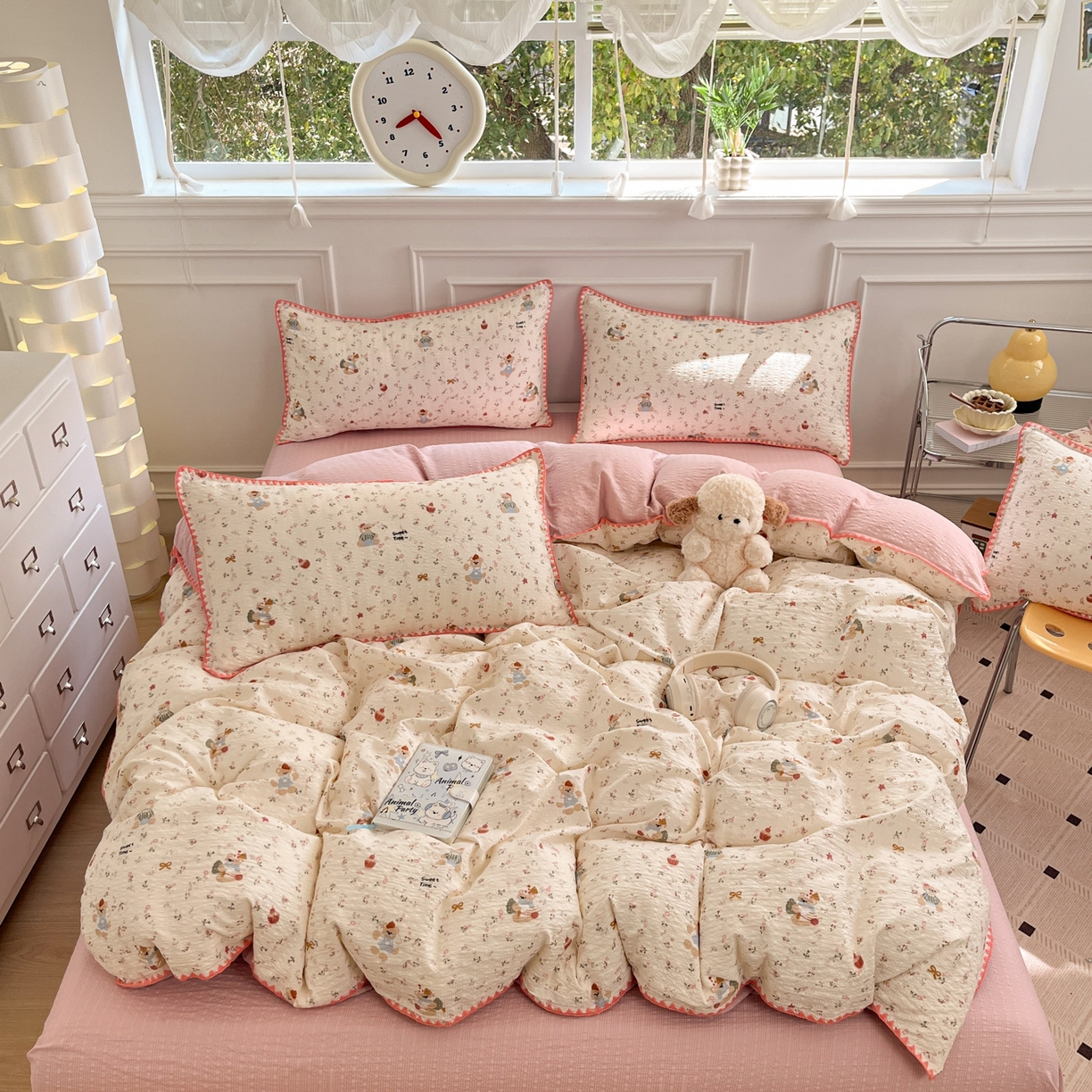 91家纺网 家纺一手货源 找家纺 慕澄家纺 2026新款小清新印花泡芙纱贝壳边四件套 甜莓小熊园