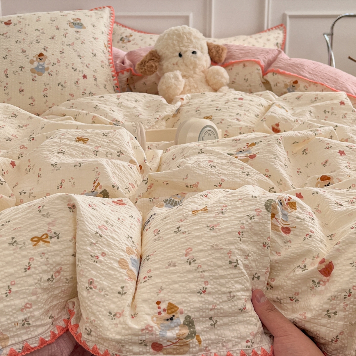 91家纺网 家纺一手货源 找家纺 慕澄家纺 2026新款小清新印花泡芙纱贝壳边四件套 甜莓小熊园