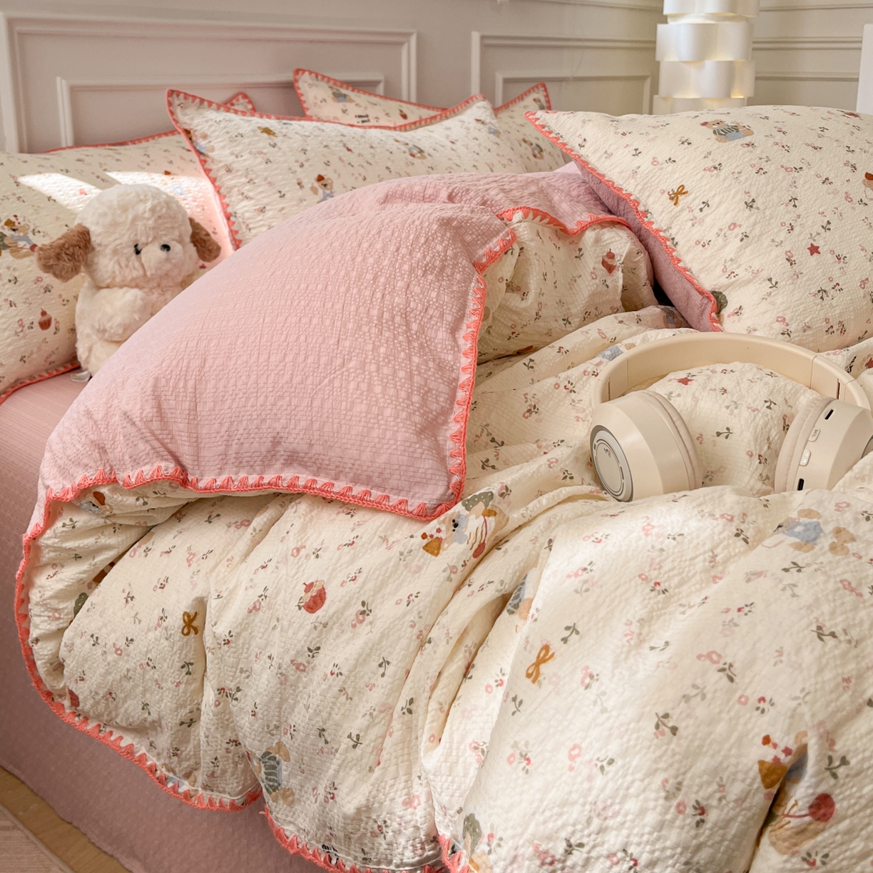 91家纺网 家纺一手货源 找家纺 慕澄家纺 2026新款小清新印花泡芙纱贝壳边四件套 甜莓小熊园