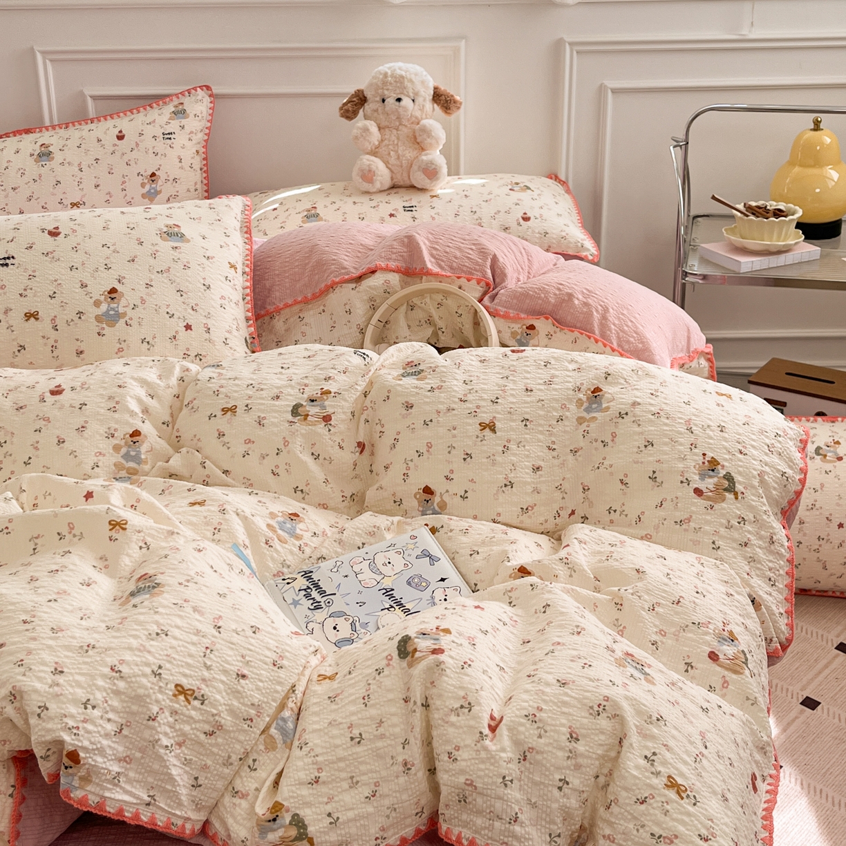 91家纺网 家纺一手货源 找家纺 慕澄家纺 2026新款小清新印花泡芙纱贝壳边四件套 甜莓小熊园