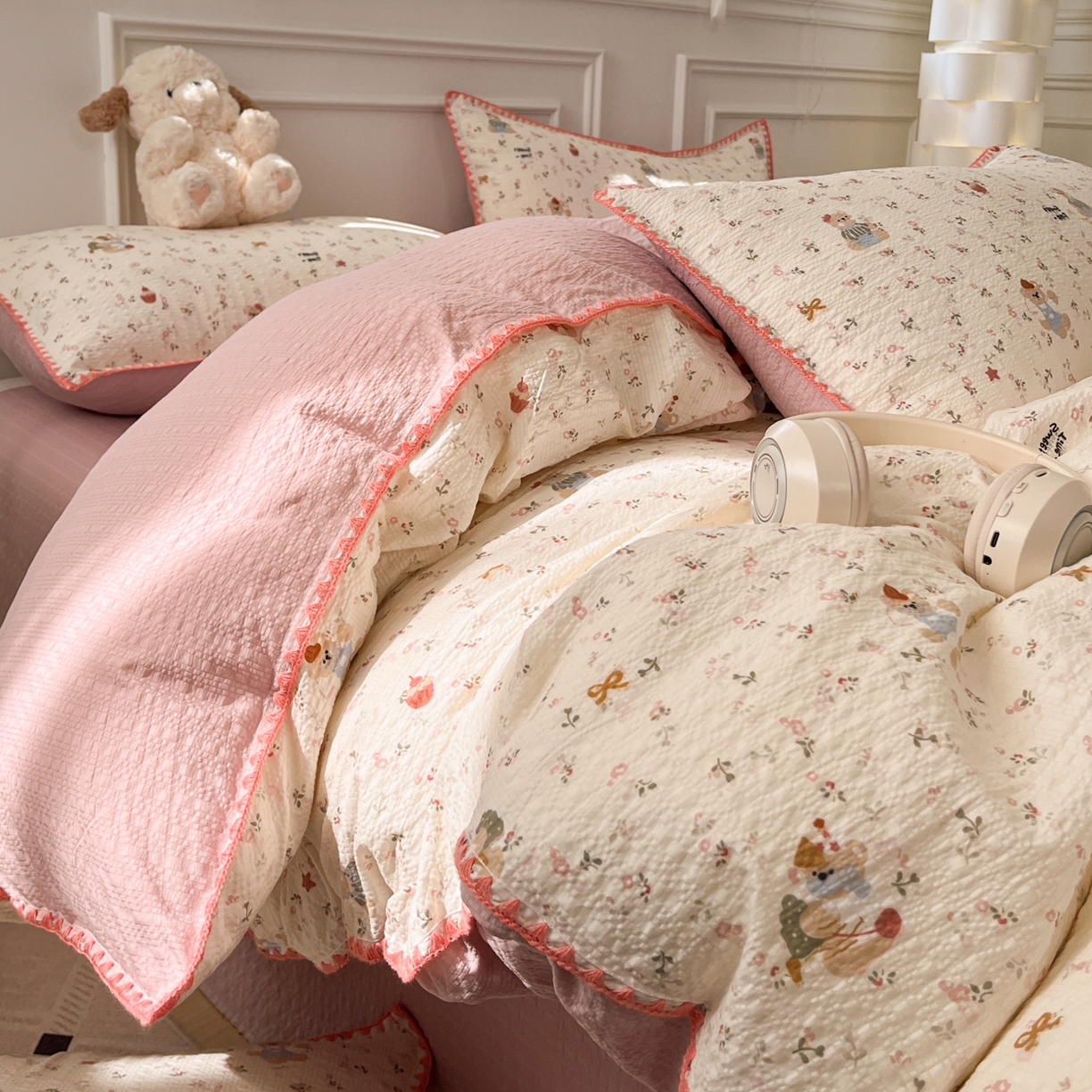 91家纺网 家纺一手货源 找家纺 慕澄家纺 2026新款小清新印花泡芙纱贝壳边四件套 甜莓小熊园